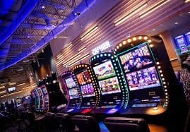 Mesa live casino dengan dealer profesional dalam suasana penuh antusias