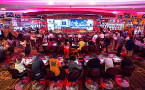 Pertandingan bulu tangkis profesional dengan arena penuh pemirsa antusias